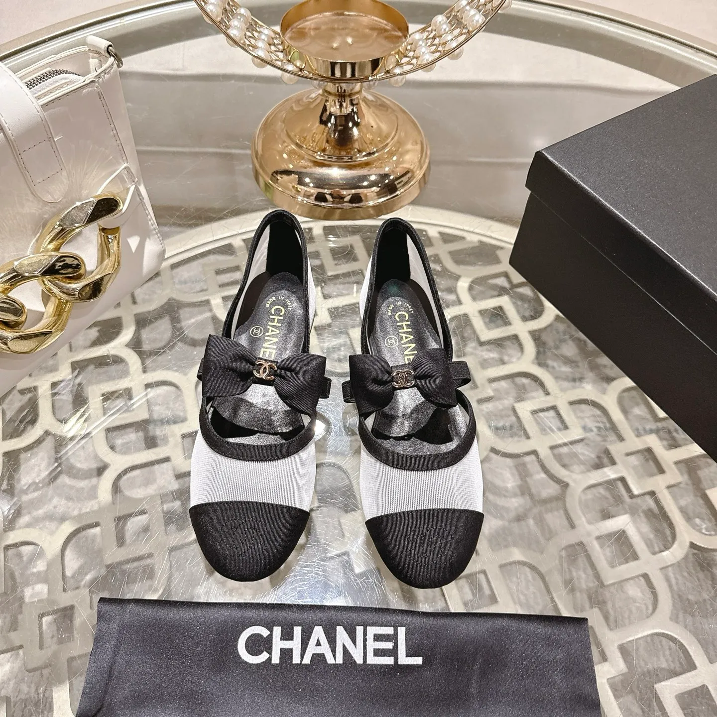 👟👟Ex-factory price 540👟👟 Mesh [purchase-level quality] CHANEL Xiaoxiang 25/A new summer bow-tie shoes 💃 This pair of loafers is really breathtakingly beautiful! Made of cowhide fabric + imported mesh, every detail exudes a sense of high-end ~ classic bow design, Italian genuine leather sole, comfortable and classy on the feet, a perfect must-have for fairies!  🌟 All counters are from the same source! All materials are customized according to the original 1:1, and are developed and patterned from genuine products. The quality is absolutely assured ~ a classic that must be bought every year, a versatile artifact that looks great whether paired with skirts or jeans!  💖 The perfect finishing touch for summer outfits, sisters, just do it! 👉 Fabric: Imported sheepskin Lining: Imported sheepskin Outsole: Private molded outsole Code number: 35-40 (41 customized, non-refundable) Mesh surface